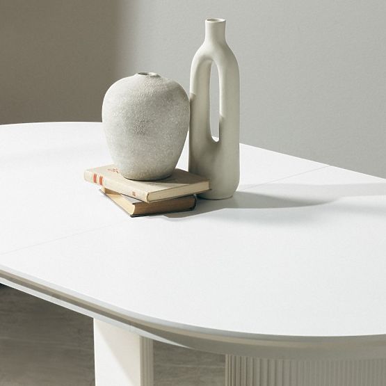 Ausziehbarer Tisch Audrey 160-240 cm, oval, weiß, mit Rillen, abgerundete Formen