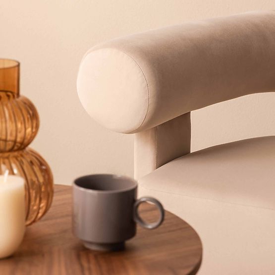 Entspannungssessel Hella hellbeige, samtig, abgerundet