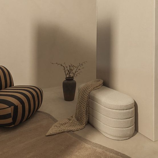 Gepolsterter Pouf Layer mit Stauraum, beige