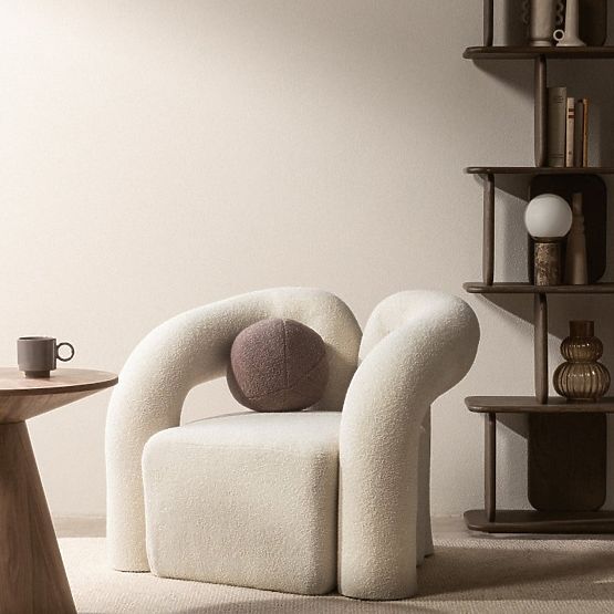 Gepolsterter Sessel Merry in Hellbeige, Bouclé, abgerundete Form