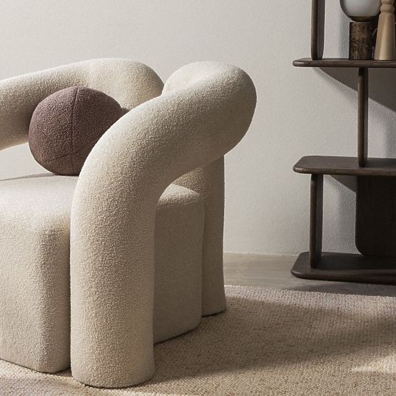 Gepolsterter Sessel Merry in Hellbeige, Bouclé, abgerundete Form