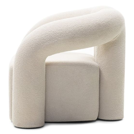 Gepolsterter Sessel Merry in Hellbeige, Bouclé, abgerundete Form