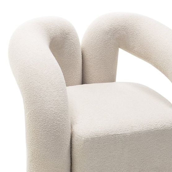 Gepolsterter Sessel Merry in Hellbeige, Bouclé, abgerundete Form