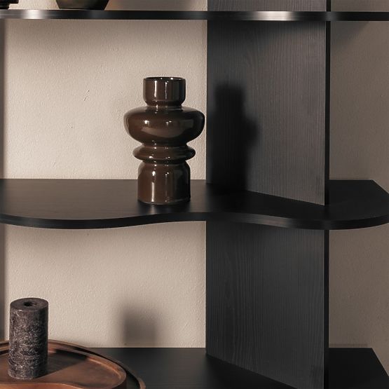 Hoher Regal Rheo, schwarz, gewellt
