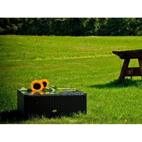 Quadratischer Tisch aus schwarzem Technorattan