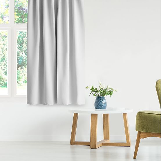 RESTILO Vorhang BLACKOUT Farbe Weiß, klassischer Stil, silberne Ringe, Material Blackout